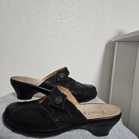 Black Leather Think Shoes (7.5) or (38) - Picture 2 of 5